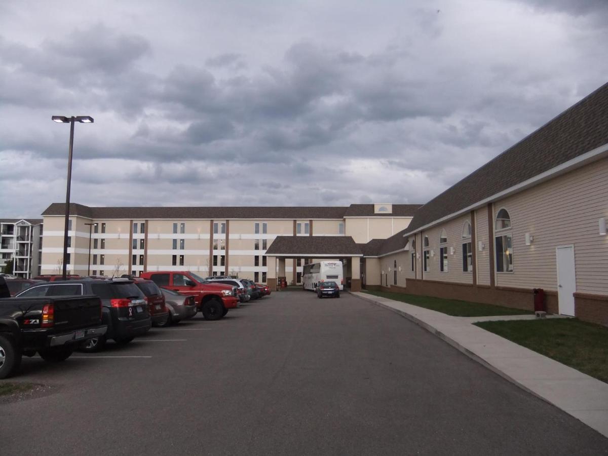 Mackinaw Beach And Bay Inn & Suites Mackinaw City Exterior photo