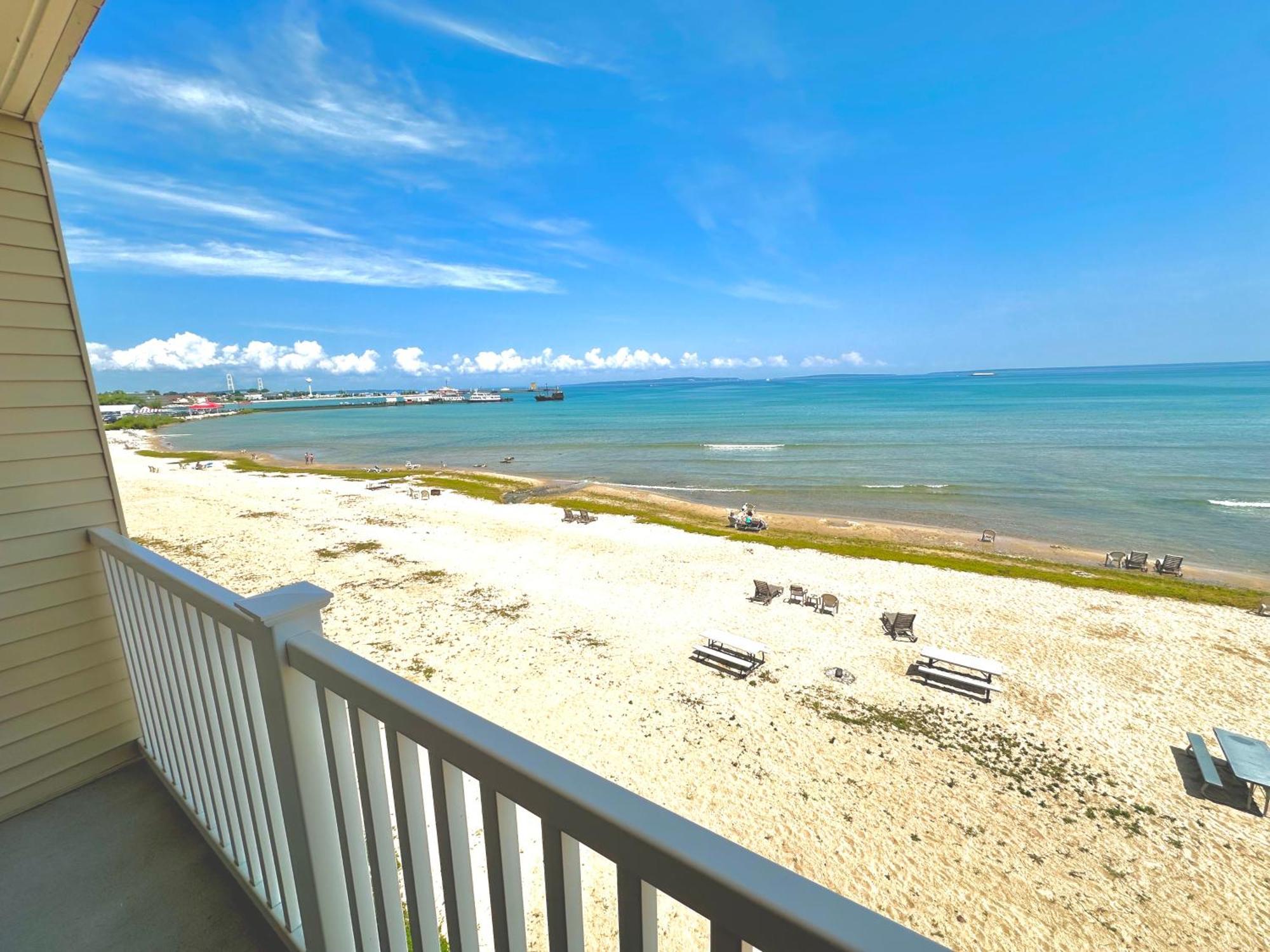 Mackinaw Beach And Bay Inn & Suites Mackinaw City Exterior photo