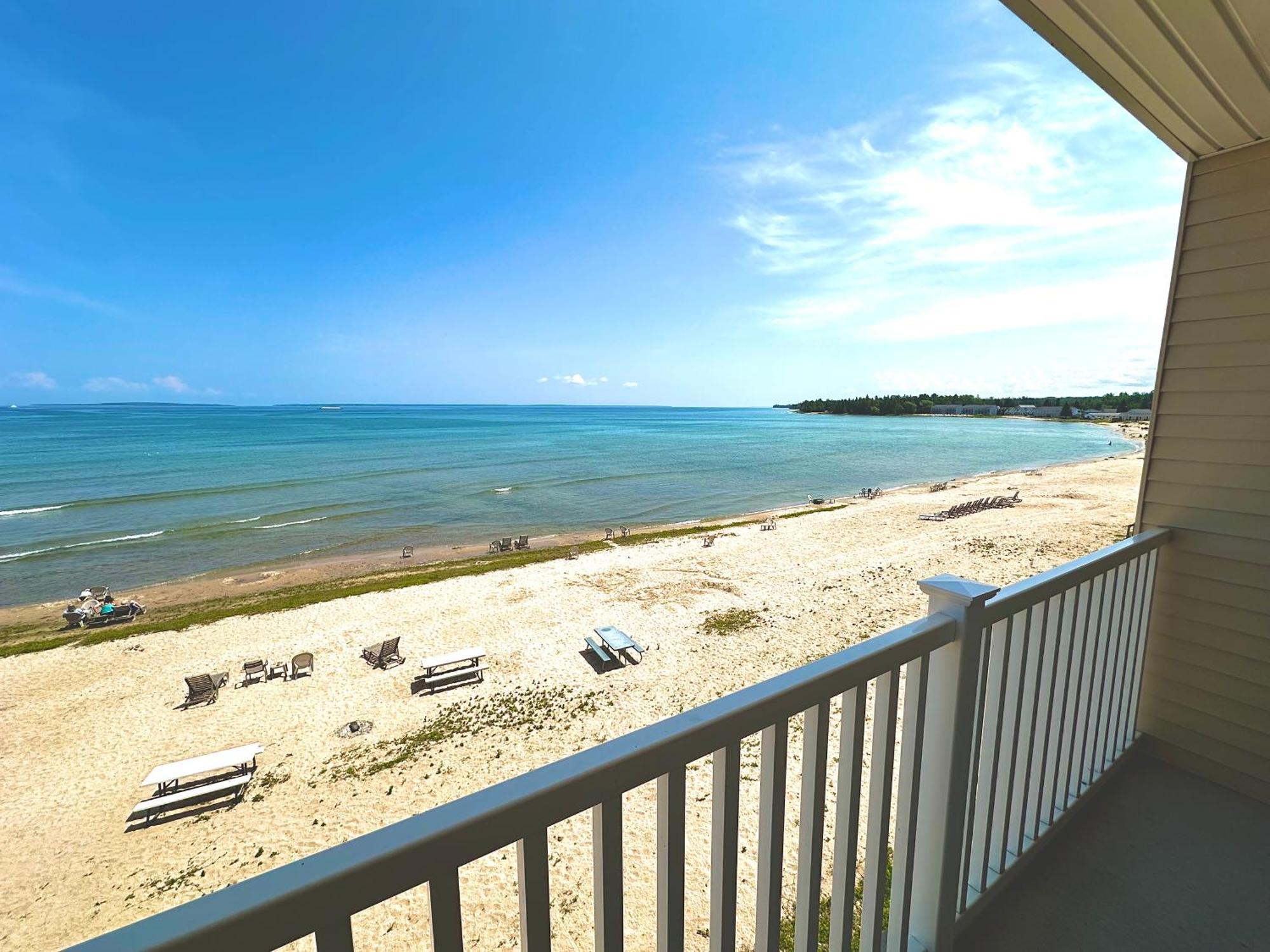 Mackinaw Beach And Bay Inn & Suites Mackinaw City Exterior photo