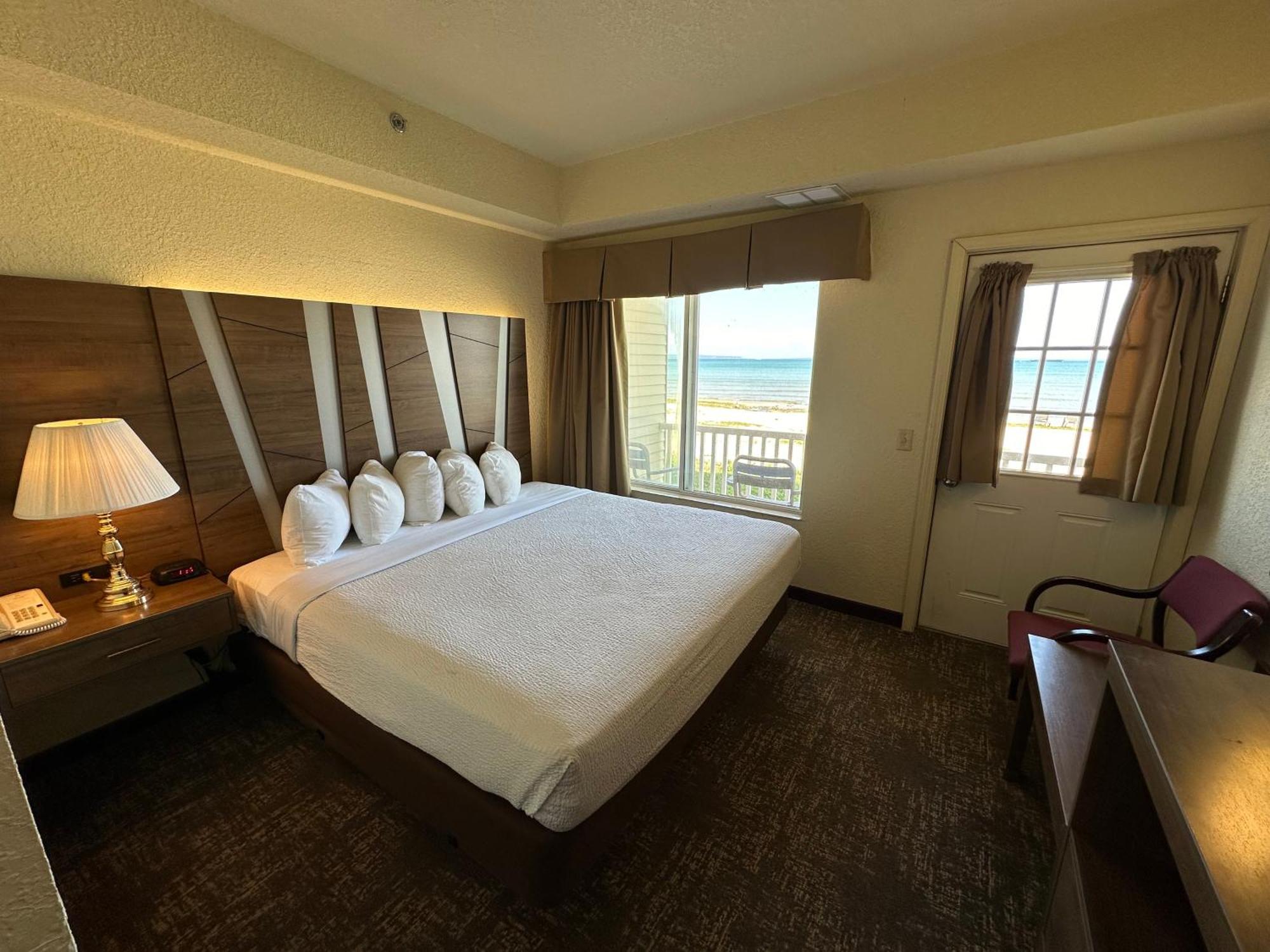 Mackinaw Beach And Bay Inn & Suites Mackinaw City Exterior photo